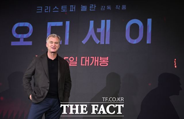 크리스토퍼 놀란 감독이 연출을 맡은 영화 '오디세이'가 개봉 후 첫 주말 박스오피스 1위라는 성과를 거뒀다. 사진은 지난 3일 개최된 내한 기자간담회에 참석한 모습. /이새롬 기자