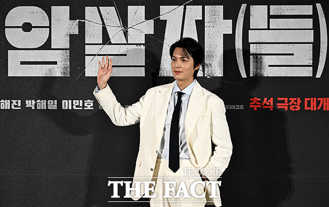 허진호 감독, 배우 유해진, 박해일, 이민호(왼쪽부터)가 10일 오전 서울 용산구 CGV 용산아이파크몰에서 열린 영화 ‘암살자(들)’ 제작보고회에 참석해 포즈를 취하고 있다. /박상민 기자