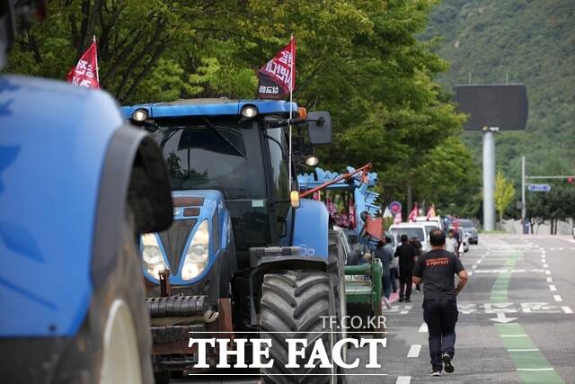 10일 충남도청 앞에서 용인 반도체산단 재검토·송전탑 반대 전국대행진 참가자들이 트랙터와 트럭에 깃발을 꽂고 차량행진을 하고 있다. /노경완 기자