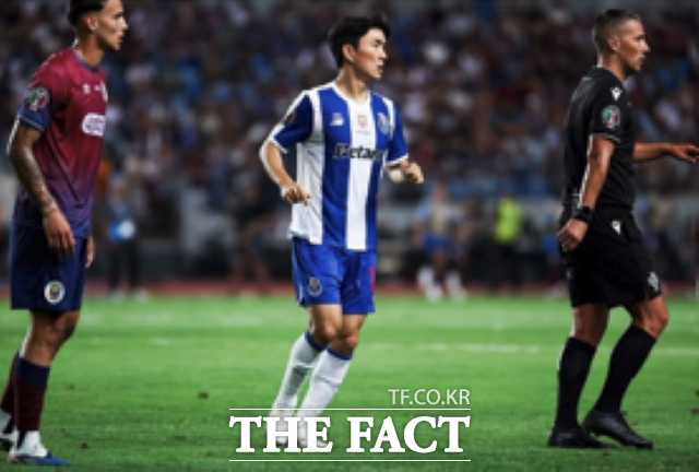 FC 포르투 황인범(가운데)이 지난 2일 SCU토레엔세(2부)와 치른 포르투갈 슈퍼컵에 교체 투입돼 그라운드를 밟고 있다./ 황인범 인스타그램 캡처