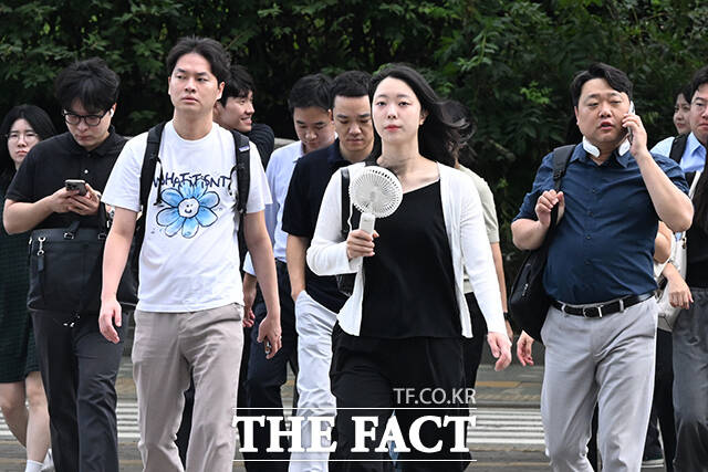 극한 폭염이 다소 누그러진 모습을 보인 10일 오전 서울 영등포구 여의도환승센터에서 시민들이 출근길에 나서고 있다. /김성렬 기자
