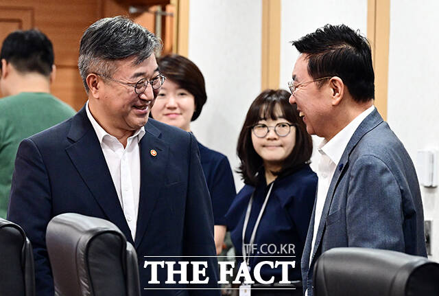 윤호중 행정안전부 장관(왼쪽)과 윤석준 우아한형제들 총괄사장이 10일 오전 서울 종로구 정부서울청사에서 열린 착한가격업소 이용 활성화를 위한 업무협약식에 참석해 기념촬영을 하고 있다. /임영무 기자
