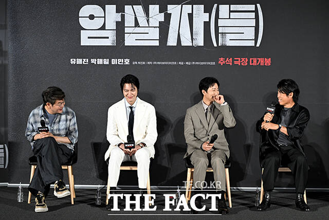 허진호 감독, 배우 유해진, 박해일, 이민호(왼쪽부터)가 10일 오전 서울 용산구 CGV 용산아이파크몰에서 열린 영화 ‘암살자(들)’ 제작보고회에 참석해 포즈를 취하고 있다. /박상민 기자