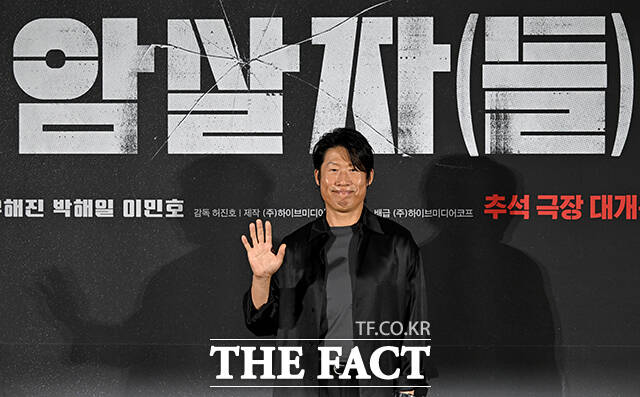 허진호 감독, 배우 유해진, 박해일, 이민호(왼쪽부터)가 10일 오전 서울 용산구 CGV 용산아이파크몰에서 열린 영화 ‘암살자(들)’ 제작보고회에 참석해 포즈를 취하고 있다. /박상민 기자
