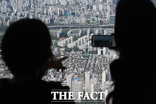 정부의 3차 부동산 공급 대책 발표를 앞둔 10일 오전 서울 송파구 롯데월드타워 전망대 '서울스카이' 너머로 서울 시내 아파트들이 보이고 있다. /김성렬 기자
