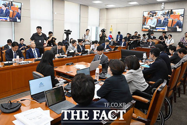윤사현 위원장에게 선서문 전달하는 노태악 전 중앙선거관리위원장(왼쪽).
