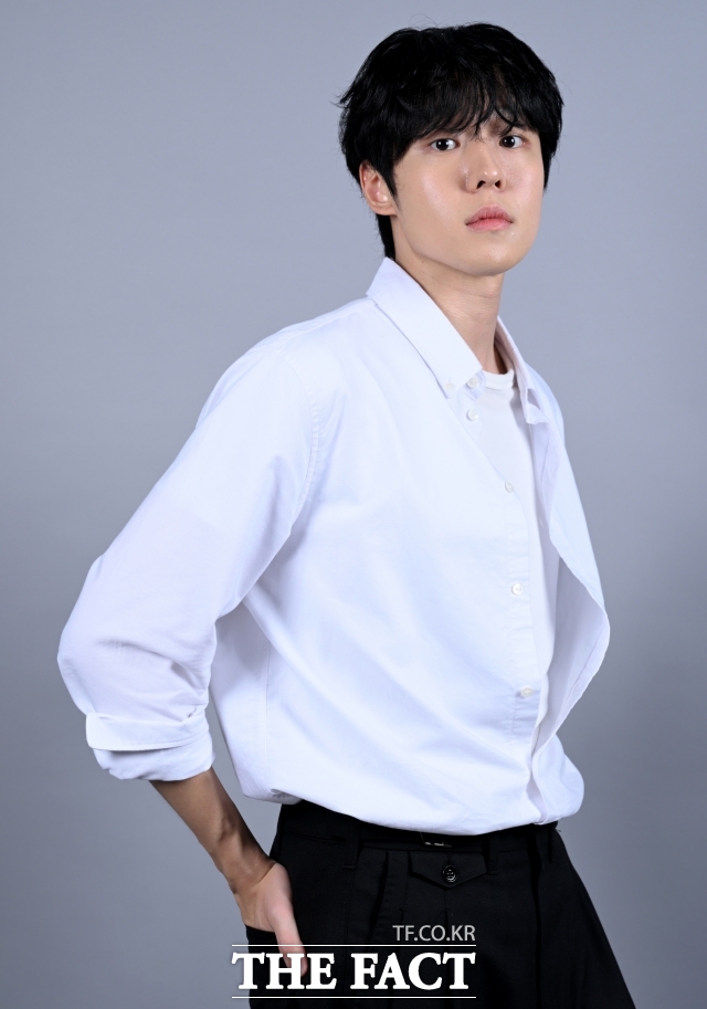 배우 유현수가 10일 오후 서울 마포구 상암동 <더팩트> 사옥에서 인터뷰에 앞서 포즈를 취하고 있다. /박상민 기자