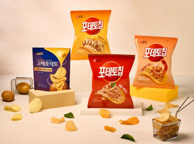 농심은 편의점 4사와 포테토칩 신제품 4종을 동시에 출시한다. 각 편의점마다 각기 다른 맛을 선봬 고객이 취향껏 선택하도록 고안했다. /농심