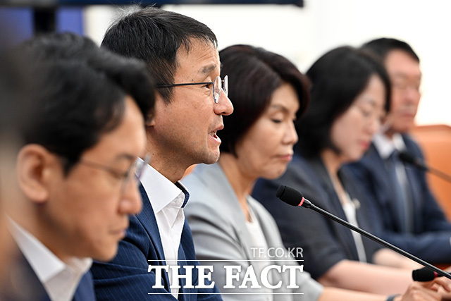 원내대책회의에서 모두발언하는 한 직무대행(가운데).