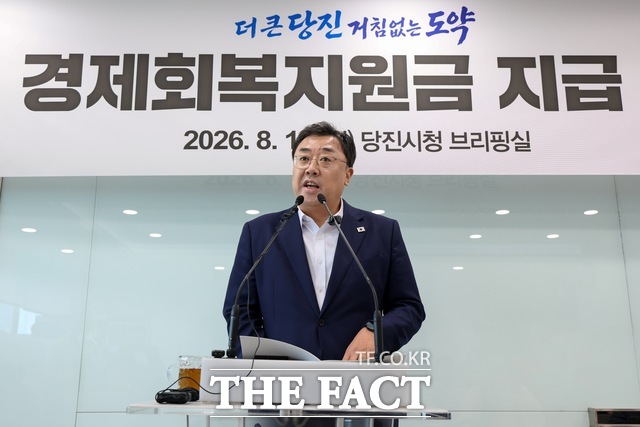 김기재 당진시장이 10일 기자회견을 열고 경제회복지원금 지원의 필요성을 설명하고 있다. /당진시