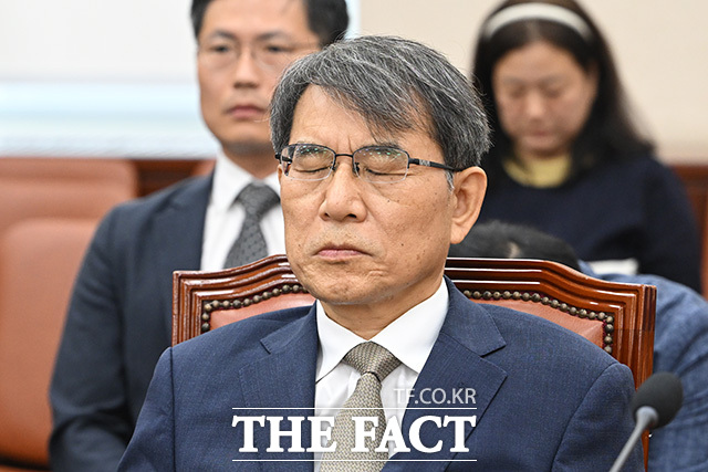 노태악 전 중앙선거관리위원장이 10일 오전 서울 여의도 국회에서 열린 제9회 전국동시지방선거 투표용지 부족 사태 등 국민 참정권 침해 진상규명 및 선거관리 개혁을 위한 국정조사 특별위원회 제3차 청문회에 참석해 생각에 잠겨있다. /국회=남용희 기자