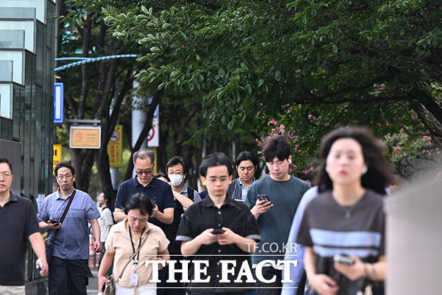 극한 폭염이 다소 누그러진 모습을 보인 10일 오전 서울 영등포구 여의도환승센터에서 시민들이 출근길에 나서고 있다. /김성렬 기자