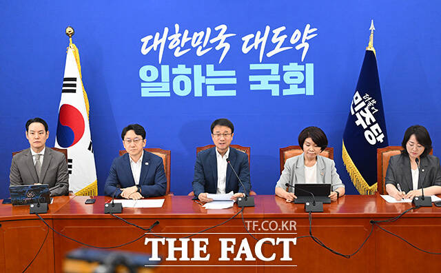 원내대책회의에서 모두발언하는 한 직무대행(가운데).