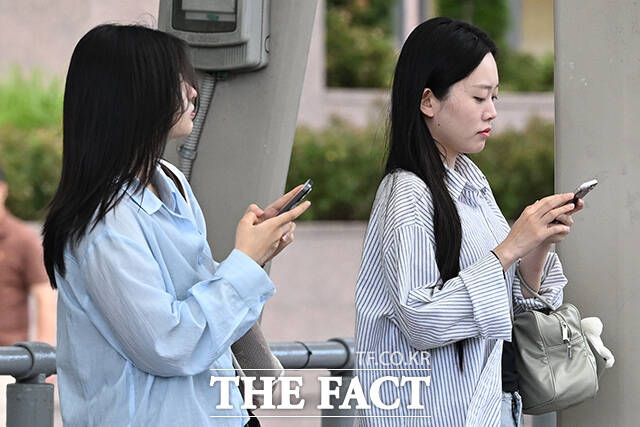극한 폭염이 다소 누그러진 모습을 보인 10일 오전 서울 영등포구 여의도환승센터에서 시민들이 출근길에 나서고 있다. /김성렬 기자