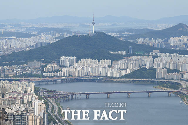 정부의 3차 부동산 공급 대책 발표를 앞둔 10일 오전 서울 송파구 롯데월드타워 전망대 '서울스카이' 너머로 서울 시내 아파트들이 보이고 있다. /김성렬 기자
