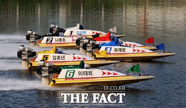 미사경정장에서 김효년을 비롯한 선수들이 플라잉스타트로 경주를 시작하고 있다./국민체육진흥공단