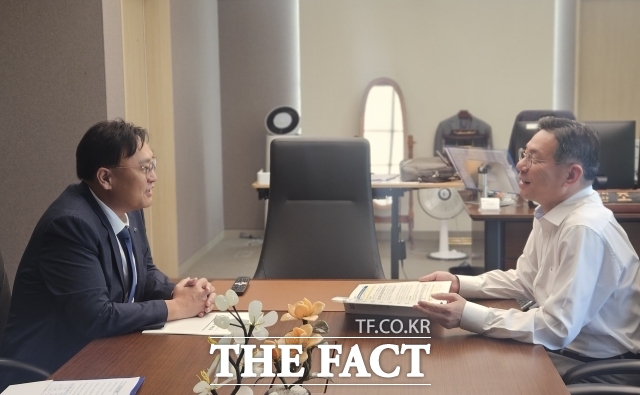 조상호 세종시장(왼쪽)이 10일 조용범 기획예산처 차관을 에방하고 있다. /세종시