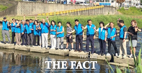 사단법인 봉사체험교실과 환경생태보존회, 호국보훈기념사업회가 8일 제67회 대전천 살리기 환경봉사를 대전시 동구 인동 보문교 일원에서 오석진 대전시교육감·황인호 동구청장, 회원 및 관계자들이 참여한 가운데 진행했다. 참여 회원들이 EM 흙공을 대전천에 던지는 모습. /대전봉사체험교실