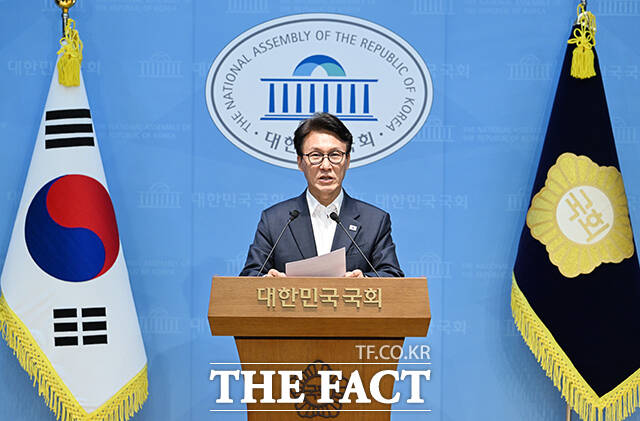 김민석 더불어민주당 당대표 후보가 10일 오후 서울 여의도 국회 소통관에서 기자회견을 열고 발언하고 있다. /국회=박헌우 기자