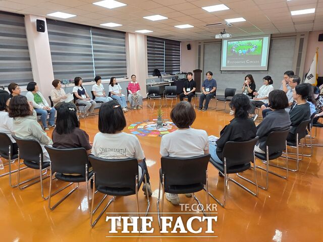 10일 충남교육청과학교육원에서 '도내 관계회복지원단 역량 강화 심화과정 배움자리'가 열리고 있다. /충남도교육청