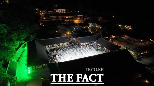지리산 한여름 밤을 감동으로 물들인 2026 화엄사 모기장영화음악회가 700여 관객의 뜨거운 호응 속에 성황리에 개최되고 있다./지리산 화엄사