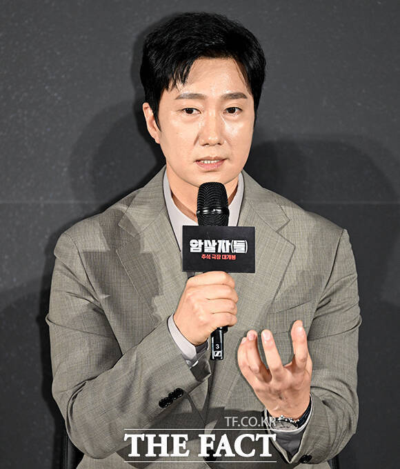 허진호 감독, 배우 유해진, 박해일, 이민호(왼쪽부터)가 10일 오전 서울 용산구 CGV 용산아이파크몰에서 열린 영화 ‘암살자(들)’ 제작보고회에 참석해 포즈를 취하고 있다. /박상민 기자