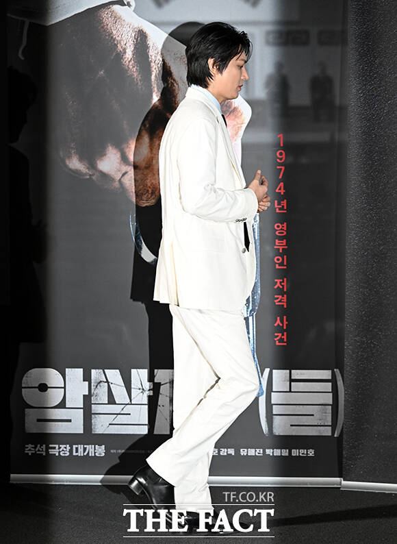 배우 이민호가 10일 오전 서울 용산구 CGV 용산아이파크몰에서 열린 영화 ‘암살자(들)’ 제작보고회에 참석해 포즈를 취하고 있다. /박상민 기자