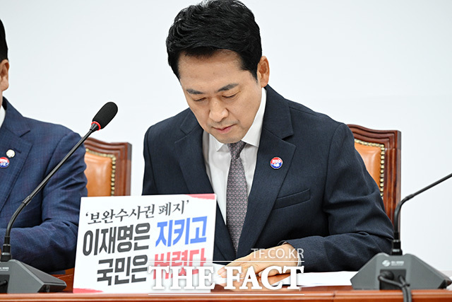 국민의힘이 교착된 정국을 타개하고 당 지지율을 반등시키기 위한 카드로 '2030 청년층 표심 공략'을 꺼내 들었다. 사진은 장동혁 국민의힘 대표가 10일 오전 서울 여의도 국회에서 열린 최고위원회의에서 자료를 살펴보고 있는 모습. /남용희 기자