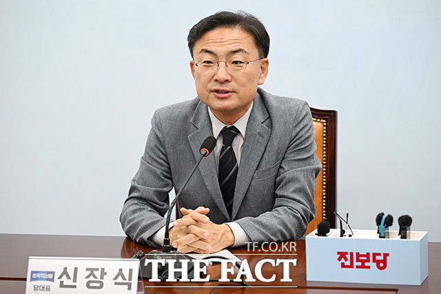 조국혁신당 민생기병대가 이번 주 쪽방촌을 둘러보며 폭염 상황을 점검한 뒤 오는 12일 폭염 종합 대책을 발표한다. 사진은 신장식 조국혁신당 대표가 지난달 29일 오후 서울 여의도 국회에서 김종훈 진보당 신임 대표와 대화를 나누는 모습. /남용희 기자