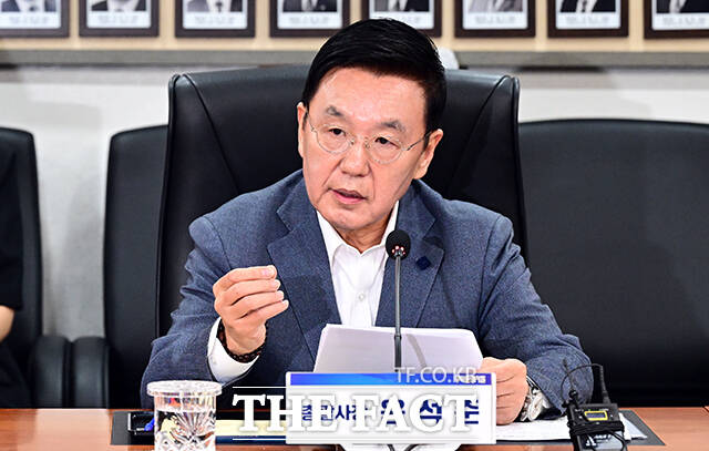윤호중 행정안전부 장관(왼쪽)과 윤석준 우아한형제들 총괄사장이 10일 오전 서울 종로구 정부서울청사에서 열린 착한가격업소 이용 활성화를 위한 업무협약식에 참석해 기념촬영을 하고 있다. /임영무 기자
