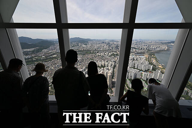 정부의 3차 부동산 공급 대책 발표를 앞둔 10일 오전 서울 송파구 롯데월드타워 전망대 '서울스카이' 너머로 서울 시내 아파트들이 보이고 있다. /김성렬 기자