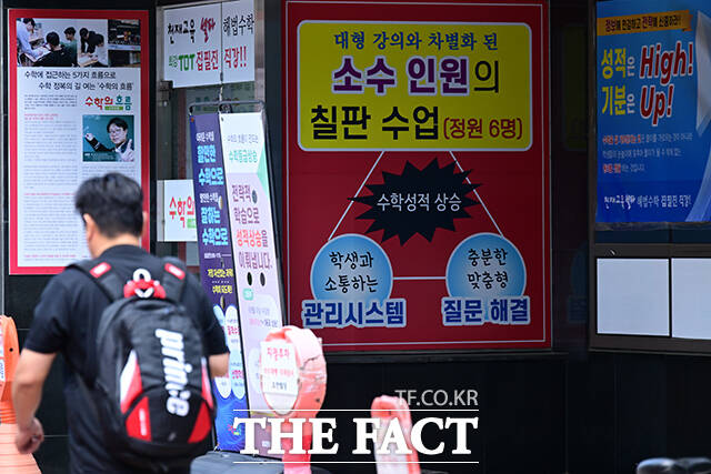 2027학년도 대학수학능력시험(수능)을 100일 앞두고 조계사와 봉은사, 명동성당에 수험생 자녀를 둔 학부모들 발길이 이어졌다. 한낮 최고 34도의 폭염에도 이들은 자녀들이 노력의 결실을 맺길 염원하며 두 손 모아 기도했다. 10일 오후 서울 강남구 대치동 학원가에서는 학생들이 학원을 오가며 막판 수능 준비를 이어갔다./남윤호 기자