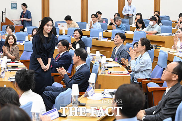 인사하는 이 의원.