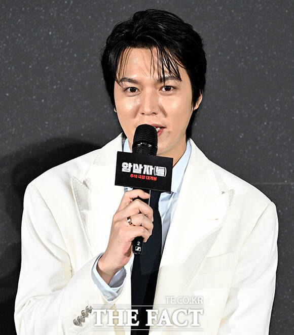 허진호 감독, 배우 유해진, 박해일, 이민호(왼쪽부터)가 10일 오전 서울 용산구 CGV 용산아이파크몰에서 열린 영화 ‘암살자(들)’ 제작보고회에 참석해 포즈를 취하고 있다. /박상민 기자