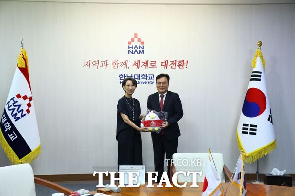 한남대학교와 일본 난잔대학이 교류 협정 25주년을 기념해 카와우라 사치코 부총장단(왼쪽)이 한남대를 방문해 미래 협력 방안을 논의했다. 오는 25일까지 3주간 열리는 '2026 일본 자매대학 한국어·문화연수(KLCP)' 현장을 견학한다. /한남대학교
