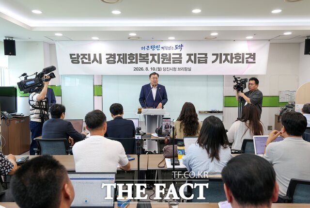 김기재 당진시장이 10일 기자회견을 열고 경제회복지원금 지원의 필요성을 설명하고 있다. /당진시