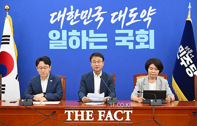 원내대책회의에서 모두발언하는 한 직무대행(가운데).
