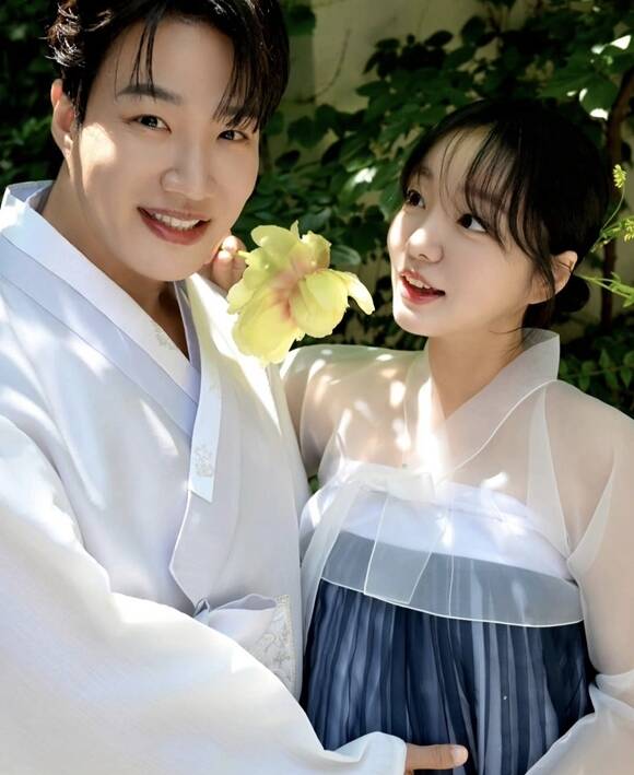 코미디언 김기리(왼쪽), 배우 문지인 부부가 부모가 됐다. /소셜 미디어 캡처