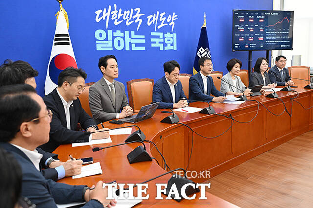 원내대책회의에서 모두발언하는 한 직무대행(가운데).