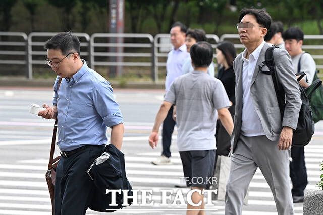 극한 폭염이 다소 누그러진 모습을 보인 10일 오전 서울 영등포구 여의도환승센터에서 시민들이 출근길에 나서고 있다. /김성렬 기자