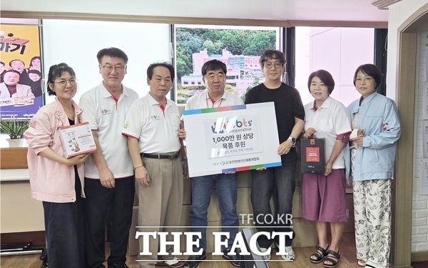 10일 EBTS협동조합 대전지국 사무실에서 박종천 EBTS협동조합 대전지국 센터장과 김현기 대전장애인단체총연합회 사무처장을 비롯한 관계자들이 후원 물품을 전달하고 있다. /대전장애인단체총연합회