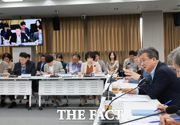 정용래 대전시 유성구청장이 10일 확대간부회의를 주재하고 있다. /대전시 유성구