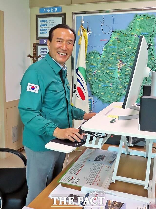 서서 업무를 보고 있는 김홍열 군수. /김형중 기자