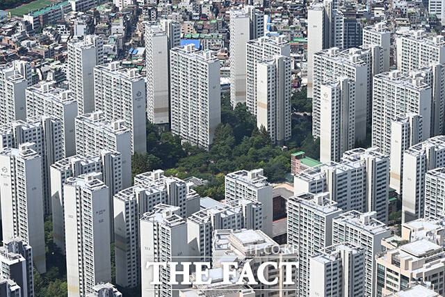 정부의 3차 부동산 공급 대책 발표를 앞둔 10일 오전 서울 송파구 롯데월드타워 전망대 '서울스카이' 너머로 서울 시내 아파트들이 보이고 있다. /김성렬 기자