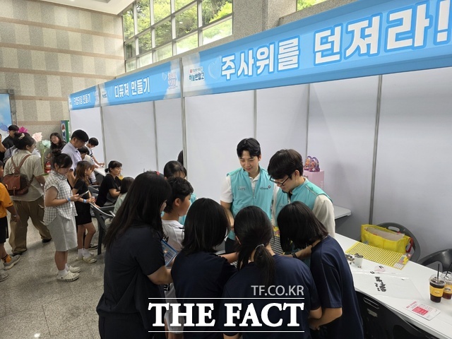 전국에서 모인 아동들이 전남광주 꿈나무체육대회 이벤트 부스에서 게임을 즐기고 있다. /주남현 기자