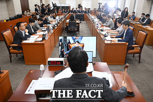 윤사현 위원장에게 선서문 전달하는 노태악 전 중앙선거관리위원장(왼쪽).