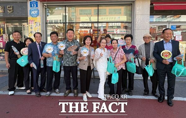 대전시 대덕구 비래동 자생단체장협의회가 연일 계속되는 폭염으로부터 주민들의 건강과 안전을 지키기 위해 10일 주민들이 많이 찾는 주요 거리에서 폭염 예방 캠페인을 실시하고 있다. /대덕구
