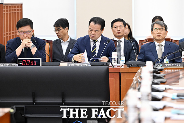 윤사현 위원장에게 선서문 전달하는 노태악 전 중앙선거관리위원장(왼쪽).