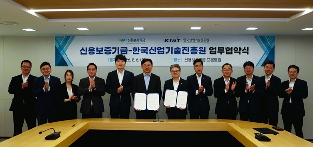 전윤종 한국산업기술진흥원 원장(왼쪽 여섯번째부터)과 강승준 신용보증기금 이사장 등이 협약을 맺고 기념촬영을 하고 있다. /한국산업기술진흥원