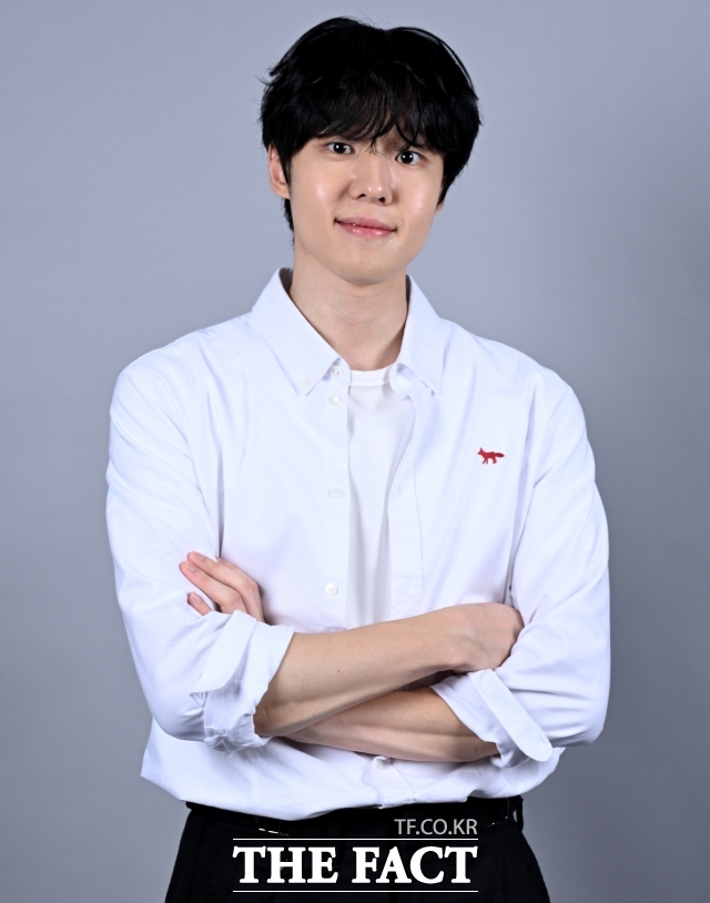 배우 유현수가 10일 오후 서울 마포구 상암동 <더팩트> 사옥에서 인터뷰에 앞서 포즈를 취하고 있다. /박상민 기자
